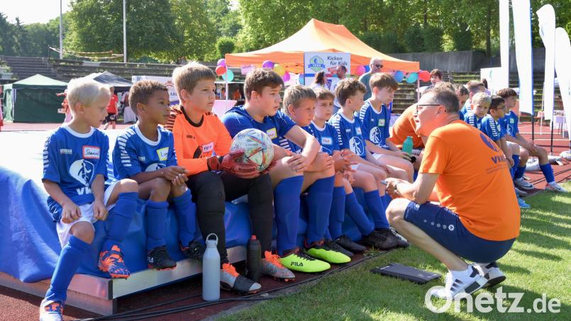 Oliver Schäfer aus Raigering ist beim Benefiz-Turnier des Vereins zur Förderung krebskranker und körperbehinderter Kinder (VKKK) Betreuer der Onko-Kids. Höhepunkt des Turniers ist auch heuer wieder am 11. Juli das Spiel gegen Promis. Bild: VKKK Ostbayern