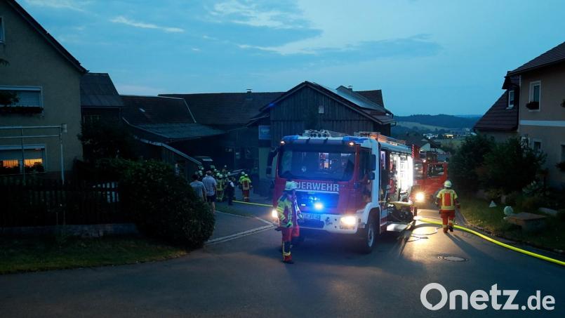 Bei einem Brand auf einem landwirtschaftlichen Anwesen in Hauxdorf sorgen mehrere glückliche Umstände dafür, dass sich das Feuer nicht ausbreitet. Bild: Roland Wellenhöfer