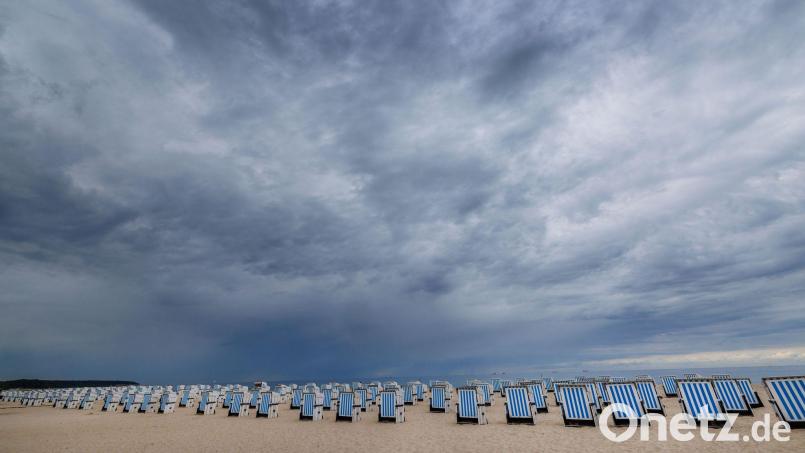 Im Norden und Nordwesten zeigen am Donnerstag sich viele Wolken am Himmel und gebietsweise fällt schauerartiger Regen Bild: Jens Büttner/dpa