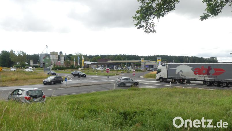 Die risikoreiche Birschling-Kreuzung in Eschenbach soll bald der Vergangenheit angehören. Von der B 470 aus bleibt nur die Zufahrt in Richtung Tankstelle geöffnet.. Bild: Walther Hermann