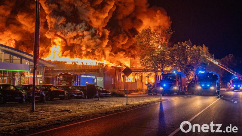 Feuerwehren sind beim Brand einer Lagerhalle mit Särgen im Lichtenfelser Ortsteil Trieb im Einsatz. Bild: Ferdinand Merzbach/NEWS5/dpa
