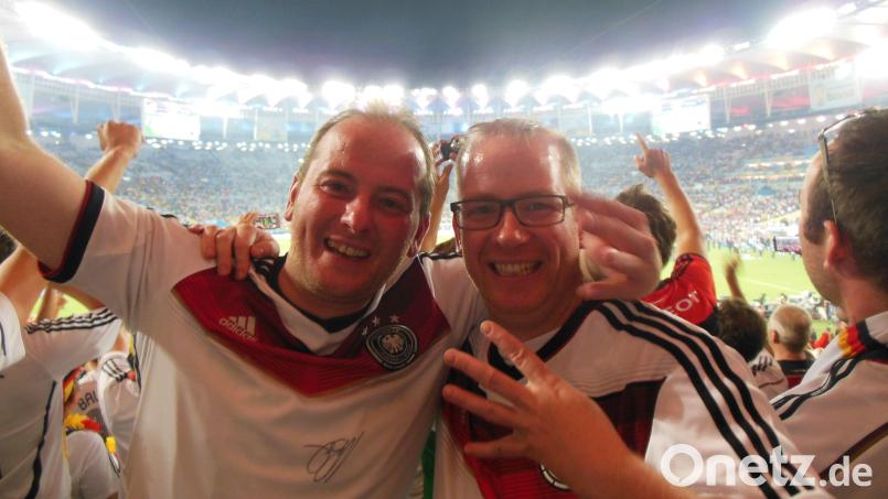 Das absolute Highlight der bisherigen Fan-Karriere: André Heindl (rechts) und Stefan Sailer nach dem Gewinn des WM-Titels 2014 im Maracana-Stadion von Rio de Janeiro. Bild: Heindl/privat