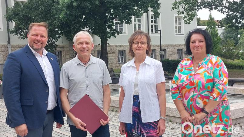 Von links: Landrat Hubert Schicker, Robert Wameser, Personalleiterin Inge
Üblacker und Personalratsvorsitzende Ramona Wiesent. Bild: LRA TIR/Wolfgang Fenzl
