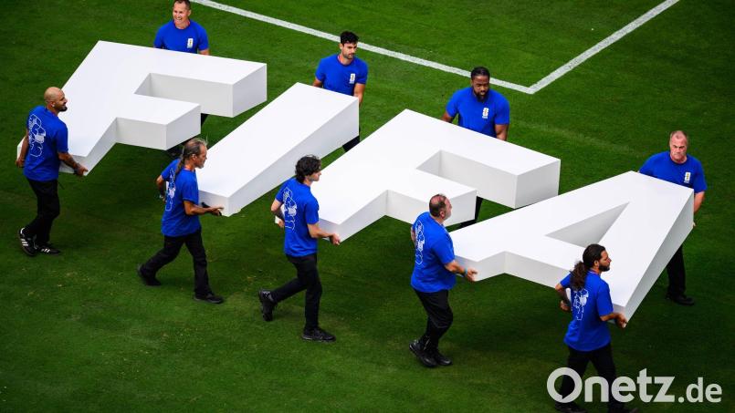 Die FIFA bemüht sich, Online-Missbrauch durch Beleidigungen einzudämmen. (Illustration) Bild: Tom Weller/dpa