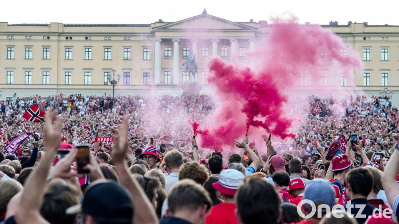 Ein Meer aus Rot, Blau und Weiß: Tausende Norweger feiern den WM-Erfolg vor dem Schloss in Oslo. Bild: Javad Parsa/NTB/AP/dpa