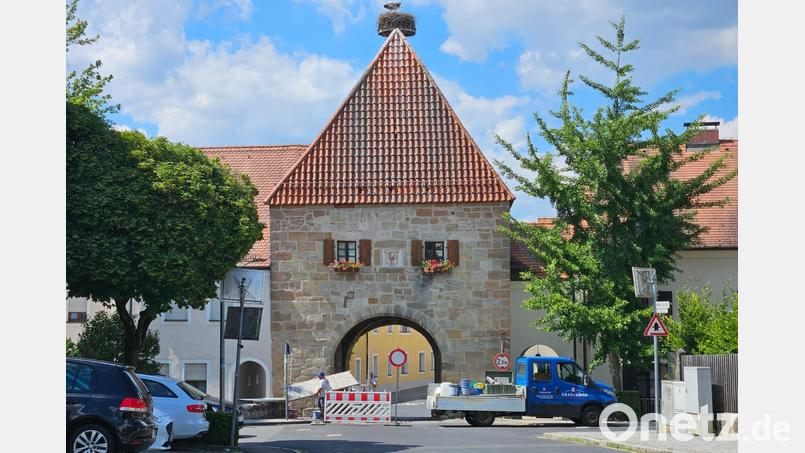 In einem Torbogen in Hahnbach ist am Mittwochnachmittag ein Traktor stecken geblieben. Am Donnerstag fanden kleiner Ausbesserungsarbeiten statt. Bild: Franziska Dotzler
