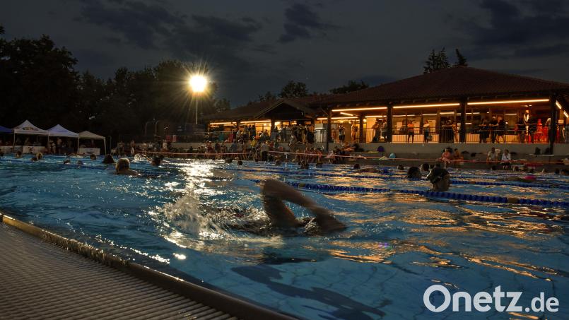 Im Hochsommer und bei Flutlicht: Alle zwei Jahre findet in Amberg ein 24-Stunden-Schwimmen statt. Heuer ist es wieder soweit. Bild: Stephan Huber