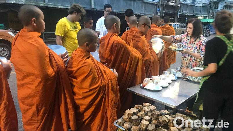 Mönche werden in Thailand tief verehrt. (Symbolbild) Bild: Hathai Techakitteranun/dpa