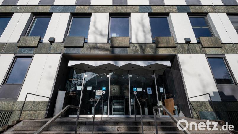 Auf einer Online-Plattform bot ein Mann aus dem Landkreis Tirschenreuth seine Frau zum Sex an. Jetzt verurteilte das Amtsgericht Weiden das Paar wegen illegaler Prostitution zu einer Geldstrafe. Archivbild: Armin Weigel/dpa