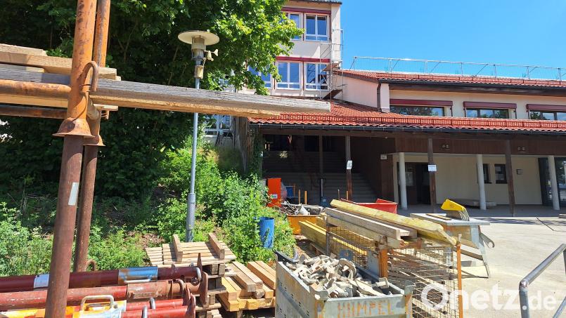 Vor der Schule in Schwarzhofen lagert jede Menge Baumaterial. Das Bauwerk steckt mittendrin in einer Generalsanierung, die mit 5,5 Millionen Euro das größte Projekt in der Geschichte der Marktgemeinde darstellt. Bild: bl