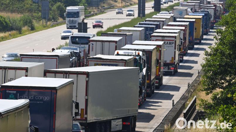 Der ADAC sagt für das Wochenende eine hohe Staugefahr voraus. (Archivbild) Bild: Klaus-Dietmar Gabbert/dpa