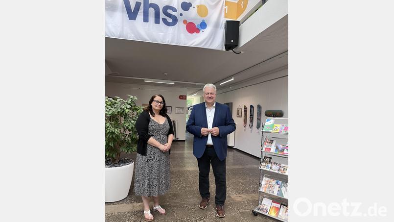 Landrat Richard Reisinger heißt die neue VHS-Leiterin Wiebke Behrbohm herzlich willkommen. Bild: Martina Beierl
