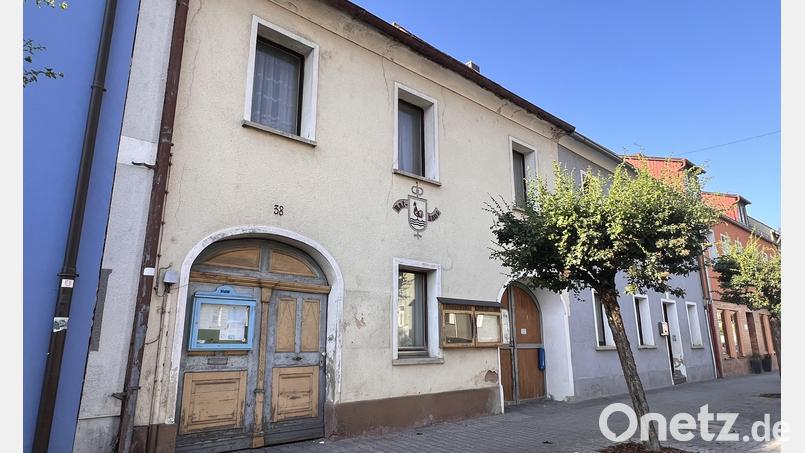 Das alte Hahnbacher Rathaus in der Hauptstraße ist schon seit Jahrzehnten unbewohnt. Hier findet man das Lochgefängnis. Bild: Marianne Moosburger