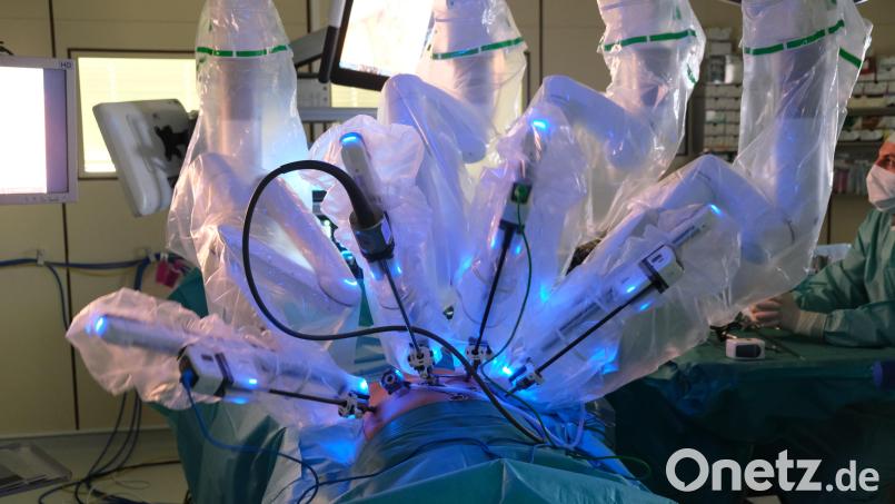 Die Krakenarme des OP-Roboters Da Vinci am Patienten. Das Klinikum St. Marien hat sich mit so einem Roboter-Kollegen verstärkt. Doch ohne Mensch geht gar nichts. Bild: Verena Uschold, Klinikum St. Marien Amberg