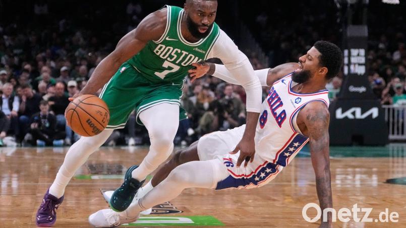 Jaylen Brown (links) und Paul George tauschen in der kommenden Saison die Trikots. Bild: Charles Krupa/AP/dpa