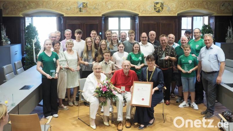Im Rathaus in Auerbach ehrte Bürgermeisterin Birigt Barth (vorne rechts) Leistungen im Sport und im Ehrenamt. Die Bürgermedaille der Stadt erhielt Alfred Graf (vorne, Mitte). Bild: Klaus Trenz