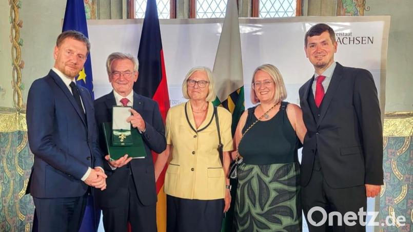 Ordensverleihung in der Albrechtsburg Meißen, von links: Der sächsische Ministerpräsident Michael Kretschmer, Professor Dr. Hans Wiesmeth, Ehefrau Monika Wiesmeth, Tochter Dr. Susanne Dittrich mit Ehemann Silvio. Bild: Andreas Haka