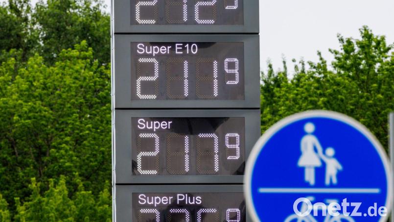Am Mittag lagen beide Kraftstoffe deutlich über 2 Euro. Der Tagesdurchschnittswert fiel wie üblich deutlich tiefer aus. Bild: Jens Büttner/dpa