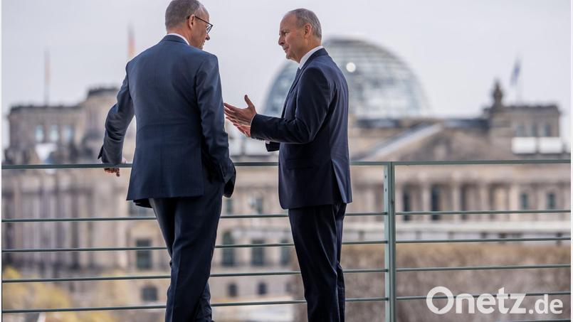 Der irische Regierungschef Micheál Martin (r) muss in den kommenden Monaten im Haushaltsstreit vermitteln. Kanzler Merz gibt sich bislang allerdings nicht besonders kompromissbereit. (Archivbild) Bild: Michael Kappeler/dpa
