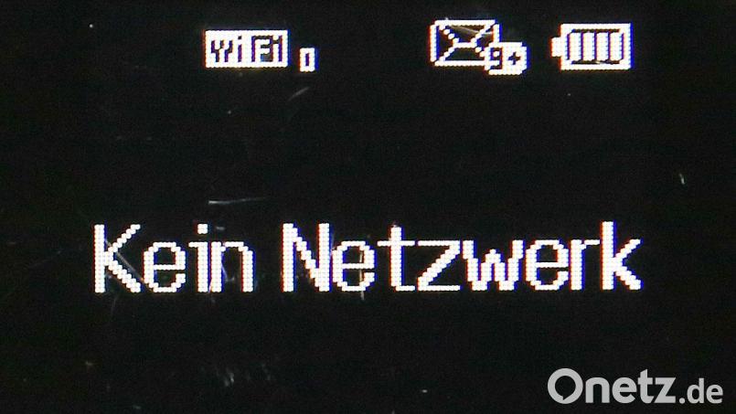 Kein Netzwerk – so heißt es auf dem Display eines Routers. Im Gemeindegebiet der Stadt Erbendorf ist die Versorgung mit Internet und Telefon seit mehr als zwei Wochen beeinträchtigt. Symbolbild: Bodo Marks