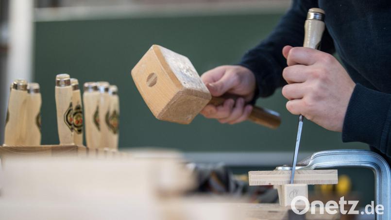 Das bayerische Handwerk findet wieder mehr Auszubildende. (Symbolbild) Bild: Sebastian Gollnow/dpa