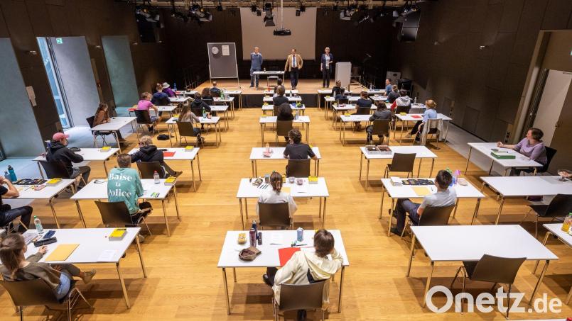 Der erste G9-Jahrgang hat das Abitur abgelegt. Wie haben die Schüler in Weiden und im Landkreis Neustadt/WN abgeschnitten? Symbolbild: Peter Kneffel/dpa