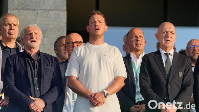 Ende beim DFB? Bundestrainer Julian Nagelsmann zwischen Rudi Völler und Bernd Neuendorf. (Archivbild) Bild: Michael Kappeler/dpa