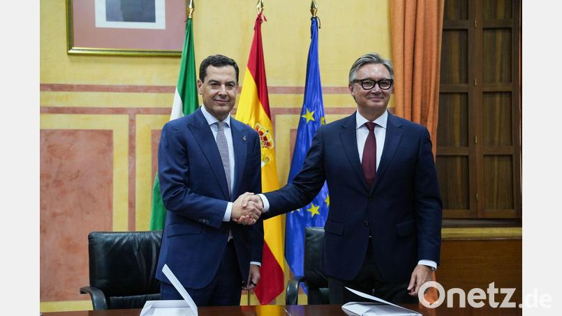 Moreno (l) und Vox-Fraktionssprecher Manuel Gavira besiegeln ihre neue Koalitionsregierung in der bevölkerungsstärksten Region Spaniens. Bild: María José López/EUROPA PRESS/dpa