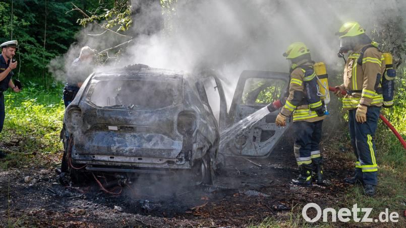 Die Feuerwehr löschte das Auto, der Mensch darin konnte nicht mehr gerettet werden. Bild: Angerer/BRK Berchtesgadener Land/dpa