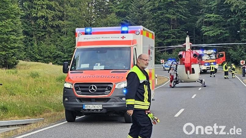 Auf der Staatsstraße zwischen Gehenhammer und Waldkirch ist am Dienstagabend ein 26-jähriger Motorradfahrer schwer verunglückt. Er kam mit dem Rettungshubschrauber in das Klinikum Weiden. Bild: Feuerwehr Waldkirch/exb