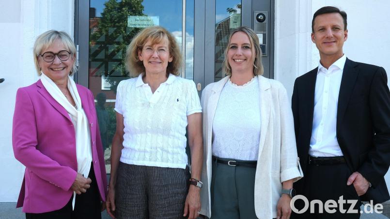 Direktorin Michaela Frauendorfer (links) und Richterrat Holger Vogl (rechts) freuen sich über die Verstärkung am Amtsgericht Schwandorf. Die Juristinnen Sabine Mühlbauer (Zweite von links) und Jasmin Hertel (Zweite von rechts) traten am 1. Juli ihren Dienst am Betreuungsgericht an. Bild: Rudolf Hirsch