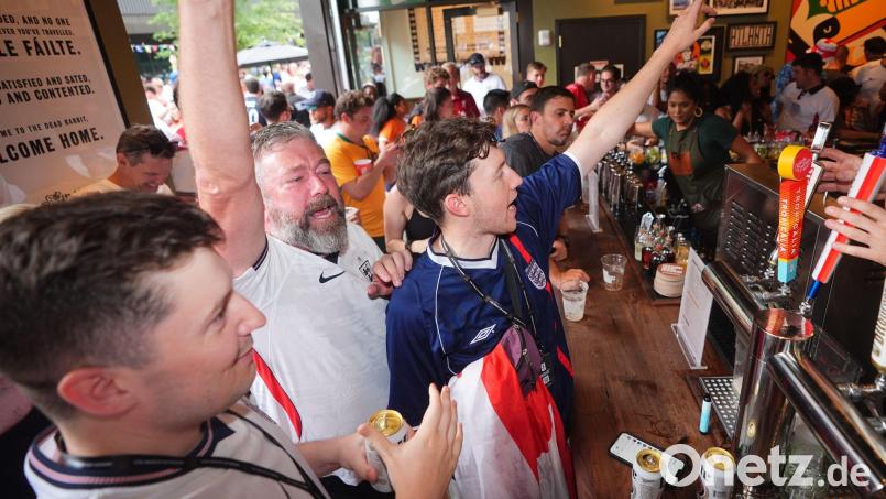 Englische Fans feiern gerne - und dürfen das auch in den heimischen Bars im Nacht-Spiel gegen Mexiko. Bild: James Manning/PA Wire/dpa