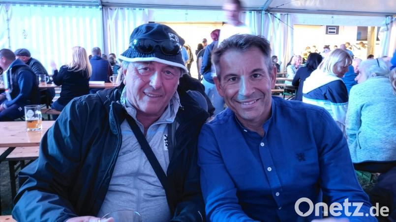 1860-Trainingslager 2025 in Ulrichsberg im österreichischen Mühlviertel: Fan Günter Becher (links) beim Plausch mit dem "sehr nahbaren, neu gewählten Präsidenten Gernot Mang". Bild: Günter Becher