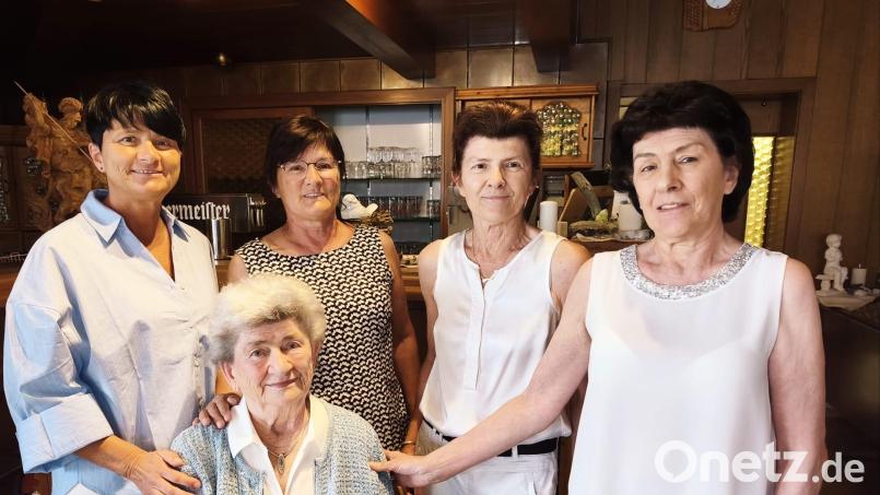 Jubilarin Angela Späth (vorne sitzend) und ihre vier Töchter (von links) Heidi Obertshauser, Isolde Feuerer, Renate Dell und Anita Schötz, die jetzige Kreither Wirtin, stehen und halten zusammen. Bild: Michael Götz