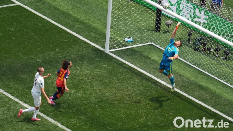 Spaniens Torwart Unai Simon pariert gegen Österreich-Stürmer Sasa Kalajdzic. Bild: Marcio J. Sanchez/AP/dpa