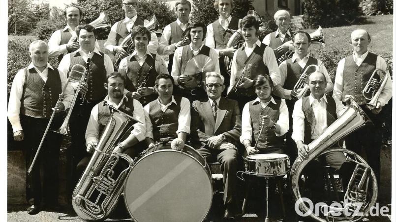Das Bild zeigt die Blaskapelle Ernestgrün in der Gründerzeit, die am 4. Mai 1966 aus der Taufe gehoben wurde. Bild: Archiv Musikverein