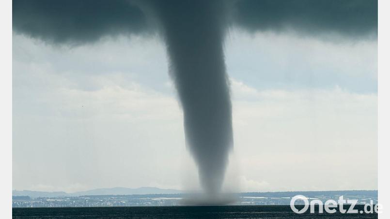 Am Mittwochmittag hat sich ein Tornado auf dem Bodensee vor Friedrichshafen gebildet. Bild: Kraus/swd-medien/dpa