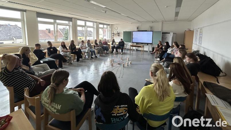 An der Caritas-Fachakademie für Sozialpädagogik Weiden haben die „Omas gegen Rechts“ zusammen mit Amnesty International Weiden und „Weiden ist bunt“ angehende Erzieherinnen und Erzieher unter anderem mit Rollenspielen vor Augen geführt, dass Menschen unterschiedliche Lebensrealitäten haben. Bild: Veit Wagner