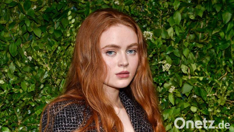 US-Schauspielerin Sadie Sink („Stranger Things“) ärgert sich auf der Theaterbühne über Zuschauer mit Handys. (Archivbild) Bild: Evan Agostini/Invision/dpa