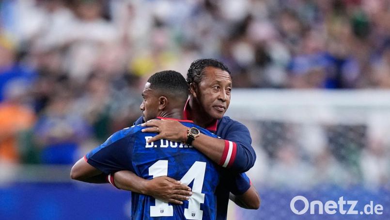 Kap Verdes Trainer Bubista und sein Spieler Deroy Duarte. Bild: Ashley Landis/AP/dpa