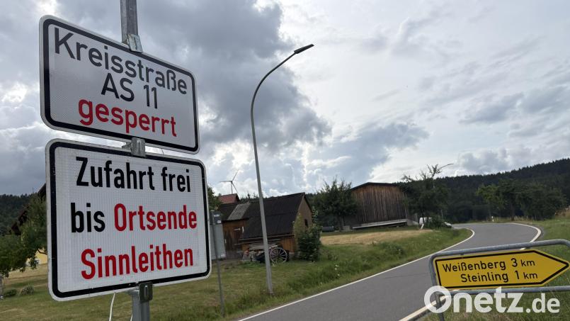 Die Schilder stehen schon bereit: Ab 6. Juli treten die ersten Sperrungen in Kraft bei Sinnleithen und bei Edelsfeld. Bild: Joachim Gebhardt