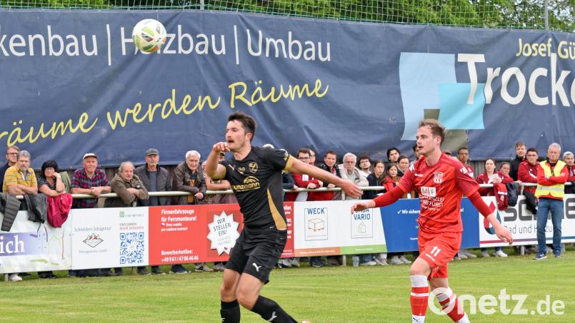 Am ersten Spieltag der Kreisliga kommt es zur Neuauflage des Relegationsduells zwischen dem TSV Waldershof (rote Trikots) und dem FC Tirschenreuth. Archivbild: Rudi Gebert