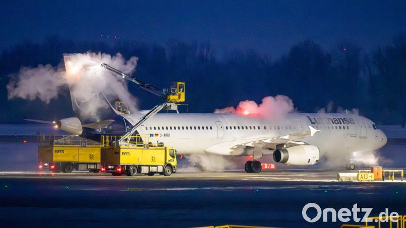 Fünf Lufthansa-Flugzeuge konnten wegen Schneefalls in der Februarnacht nicht abheben. (Symbolbild) Bild: Peter Kneffel/dpa