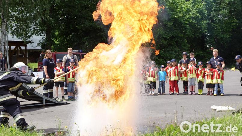 Was passiert, wenn Wasser in brennendes Fett geschüttet wird? Die Immenreuther Kinderfeuerwehr Feuerdrachen werden in die Folgen eingewiesen. Dazu arbeiten sie mit den drei Feuerwehren der Gemeinde zusammen. Bild: Bernhard Kreuzer