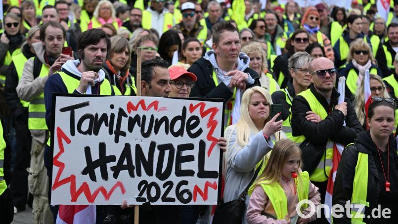 Handelsbeschäftigte streikten in den vergangenen Wochen mehrfach für höhere Löhne. (Archivbild) Bild: Federico Gambarini/dpa