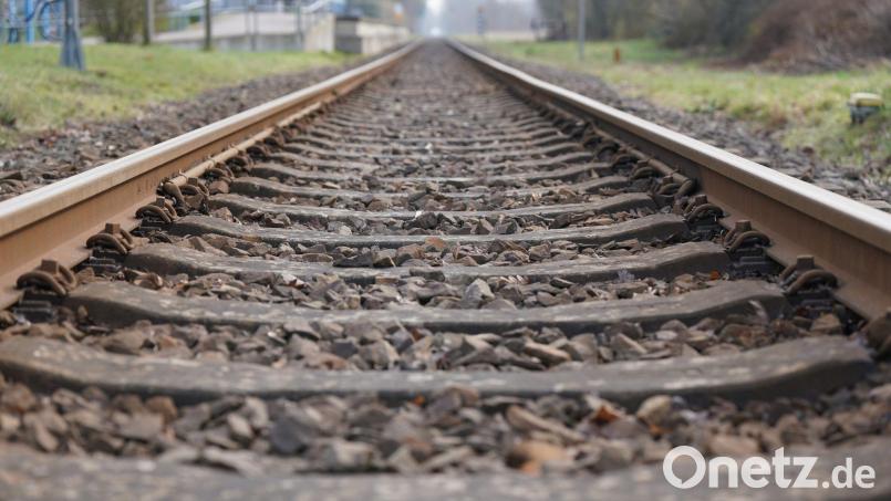 In Amberg wollten zwei Mädchen, 12 und 13 Jahre alt, auf den Gleisen ein TikTok-Video drehen: Die Polizei holte sie von den Gleisen. Die Bahnstrecke war für circa 15 Minuten gesperrt. Symbolbild: Marcus Brandt/dpa