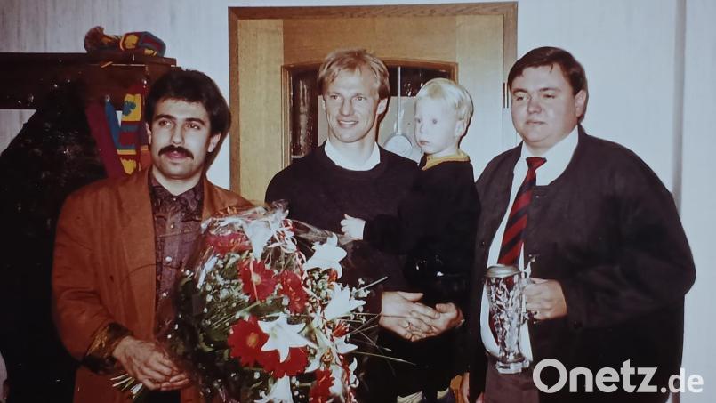 Ein Jahr, nachdem er mit der deutschen Mannschaft Weltmeister geworden war, kam Hansi Pflügler 1991 mit Sohn im Arm zu einer Autogrammstunde ins Clublokal Rast nach Weiherhammer. Links Max Artmann, rechts Clubchef Hans Heibl. Archivbild: Johann Heibl