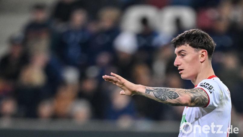 Verlässt den FC Augsburg: Cédric Zesiger. (Archivbild) Bild: Harry Langer/dpa