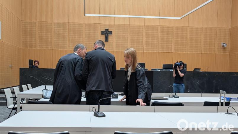 Der Hauptangeklagte (Mitte) mit seinen Verteidigern Stefanie Amann und Rouven Colbatz. Bild: wüw