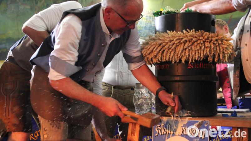Bürgermeister Roman Schäffler zapft zum Wiesenfest 2025 an. Und auch in diesem Jahr kann er im August wieder ran: Das Festzelt ist gesichert. Archivbild: Konrad Rosner